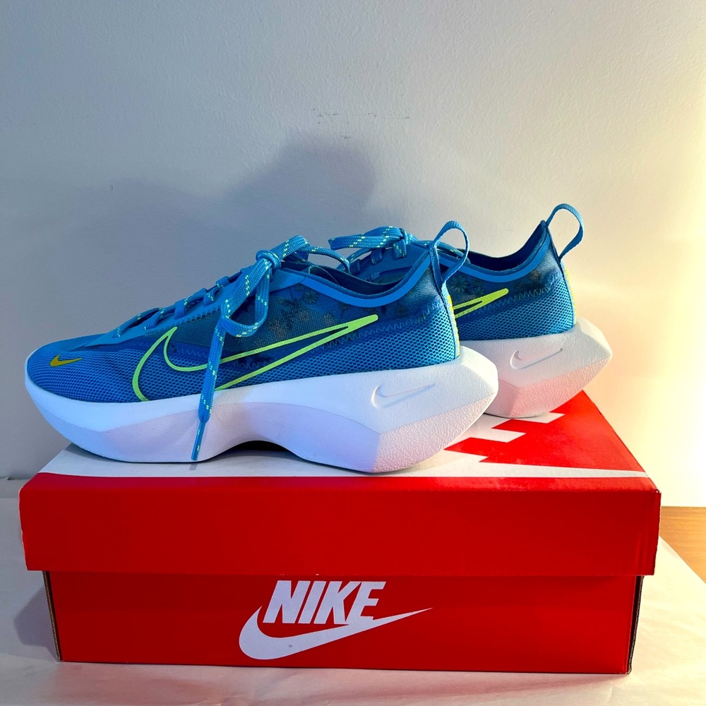 Nike Vista Lite Sneakers. Size 6